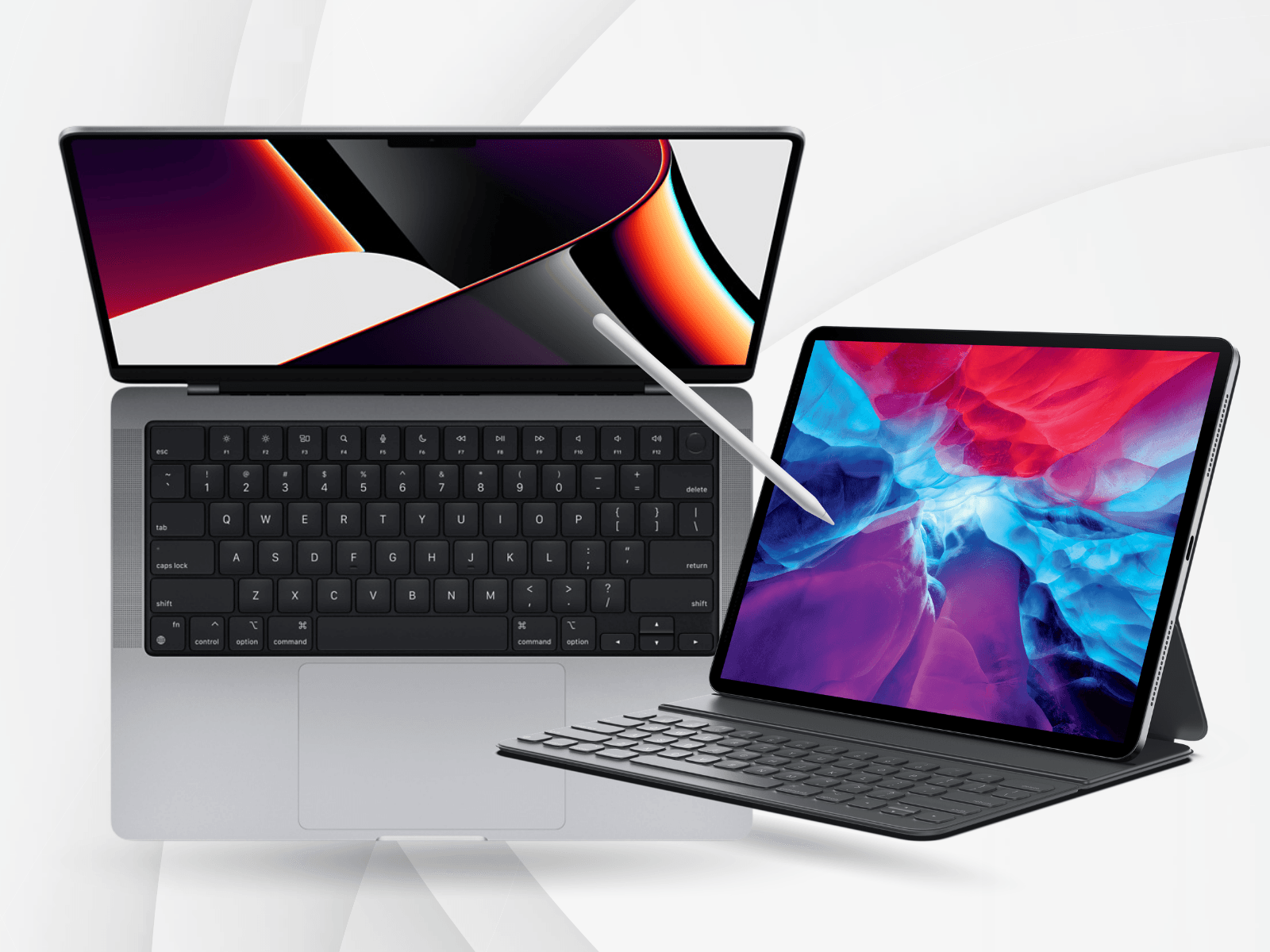 Apple — MacBook Pro abierto junto a un iPad Pro con Apple Pencil, sobre fondo claro.